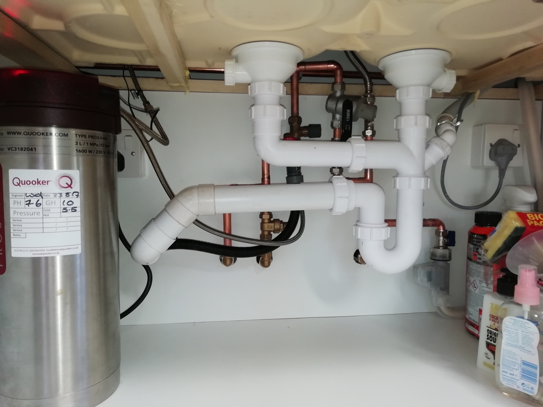 Boiling water tap installation